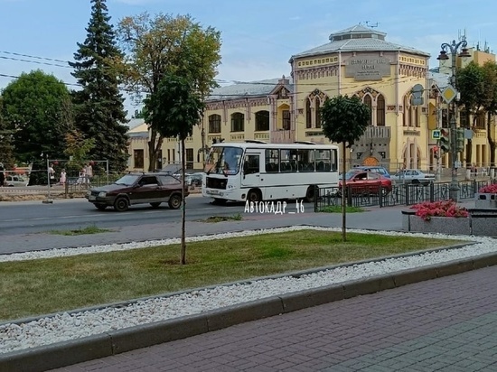 В Курске у Центробанка маршрутка влетела в «Восьмерку»