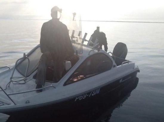 Двое мужчин застряли в акватории Ладожского озера из-за заглохшего мотора