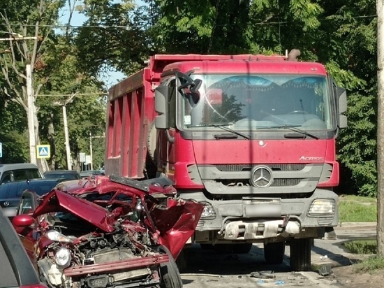 В Калининграде на Советском проспекте грузовик врезался в Nissan