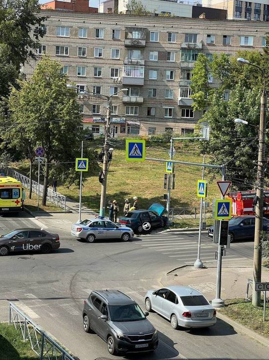 В Пензе легковушка влетела в столб: работают пожарные и скорая