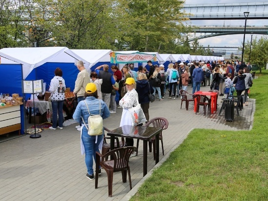 Пришли поесть: сотни новосибирцев собрались на Михайловской набережной на гастрономический фестиваль