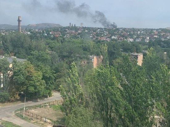 В Донецке из-за обстрела загорелся частный дом