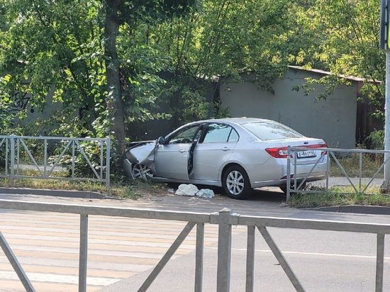 На улице Космонавтов в Рязани Chevrolet выехал на тротуар и врезался в дерево