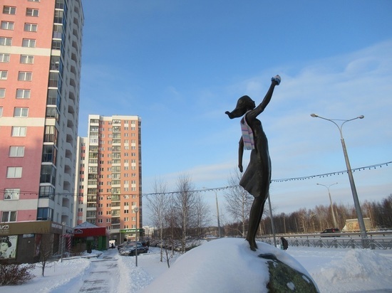 Труп мужчины обнаружили под окнами многоэтажки в Екатеринбурге