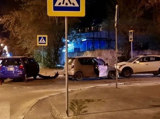 Три иномарки столкнулись на перекрестке в центре Читы