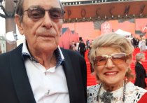 Светлана Дружинина и Анатолий Мукасей появились на церемонии открытия 44-го кинофестиваля в прекрасном настроении, были бодры и полны энергии