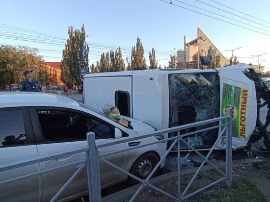 9 человек пострадали в аварии с перевернувшейся маршруткой в центре Омска