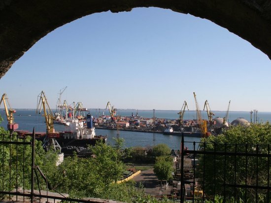 СКЦ санкционировал выход 7 судов из украинских портов