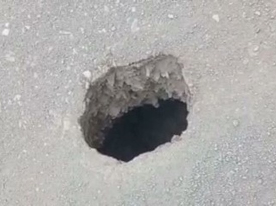 «Будьте бдительны!»: водителей предупредили о дыре на дороге Корсаков — Озерское