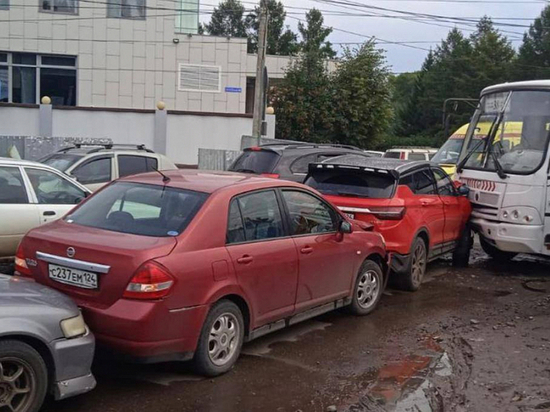 Цепное ДТП с несколькими автомобилями вызвал водитель автобуса в Красноярске