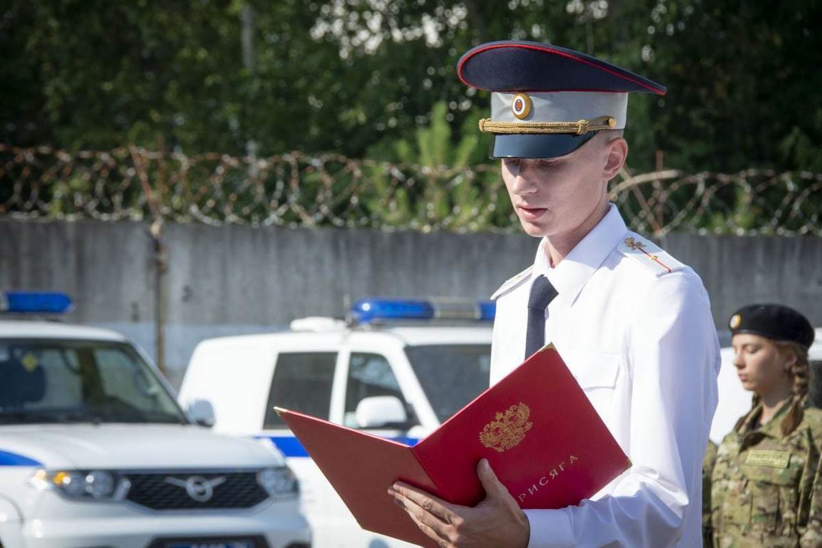 Полиция ярославль. Полицейский России. Сотрудник полиции. Полиция патрулирует. Присяга сотрудника полиции.