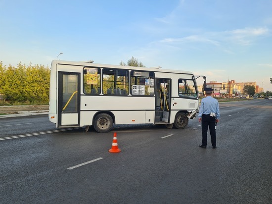 LADA Priora в Нижнем Тагиле врезалась в пассажирский автобус и здание магазина