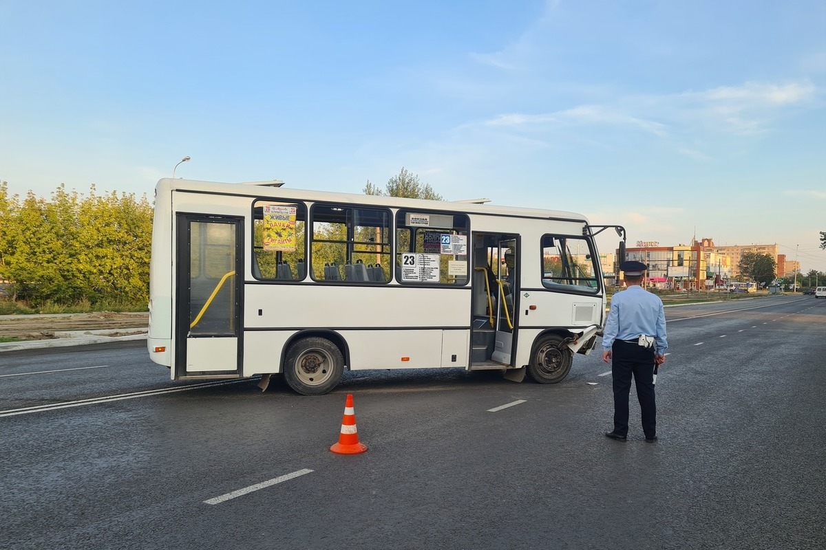 LADA Priora в Нижнем Тагиле врезалась в пассажирский автобус и здание  магазина - МК Екатеринбург