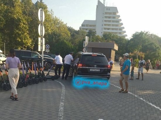 В Анапе водитель снес шлагбаум и попытался скрыться