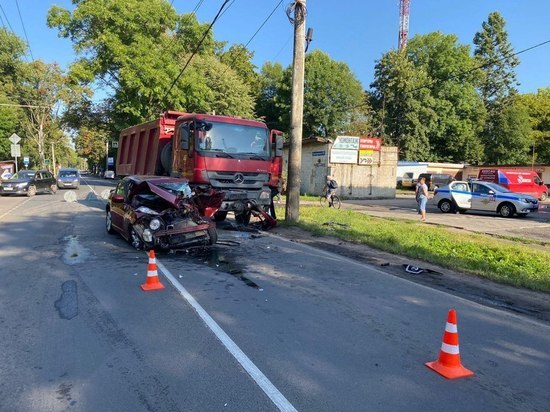 В Калининграде легковушка врезалась в грузовик