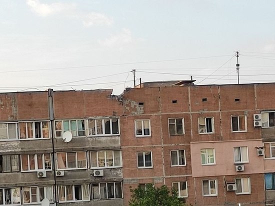 Снаряд пробил крышу многоэтажки в Кировском районе Донецка