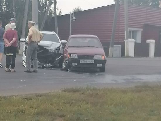 В Сасове Рязанской области столкнулись ВАЗ-21099 и Lada Vesta