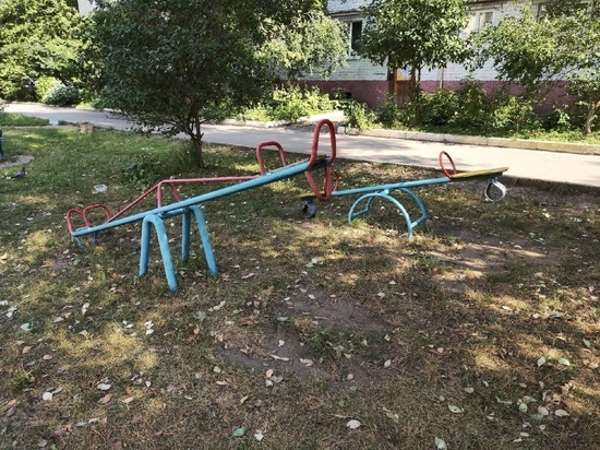 Опасные детские площадки нашли в Орловской области