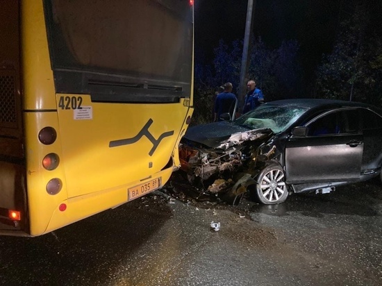 Водитель пытался сбежать: иномарка протаранила автобус в Ноябрьске