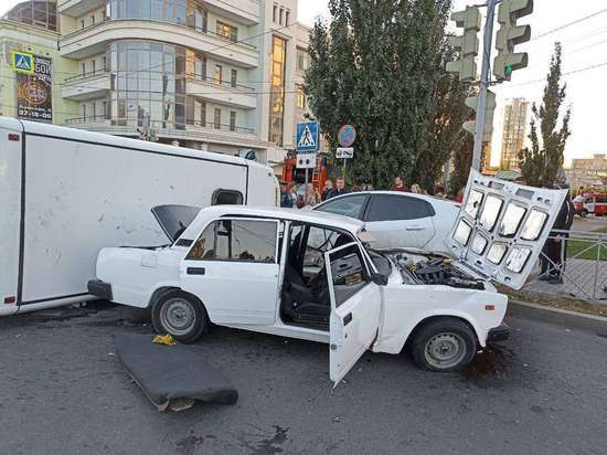 7 человек попали в больницу после ДТП с перевернувшейся маршруткой в центре Омска