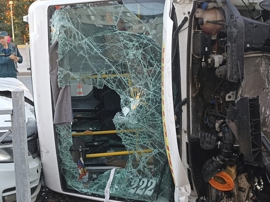 Возбуждено уголовное дело по факту аварии с перевернувшейся маршруткой в центре Омска