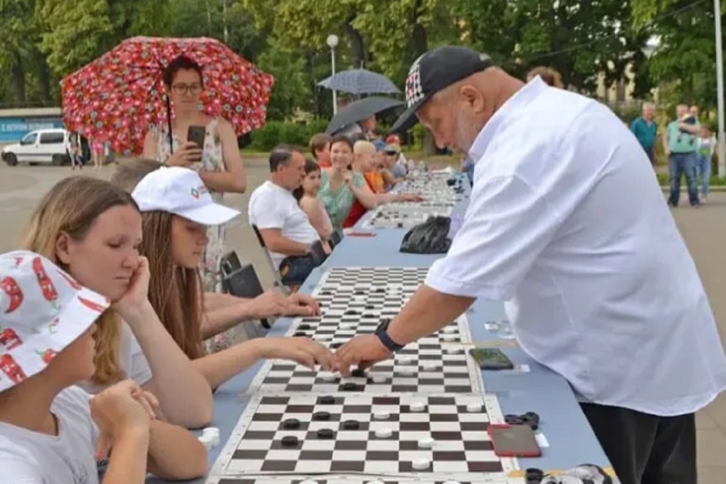 Школьница из Костромской области поучаствовала в установлении  рекорда по одновременной игре в шашки