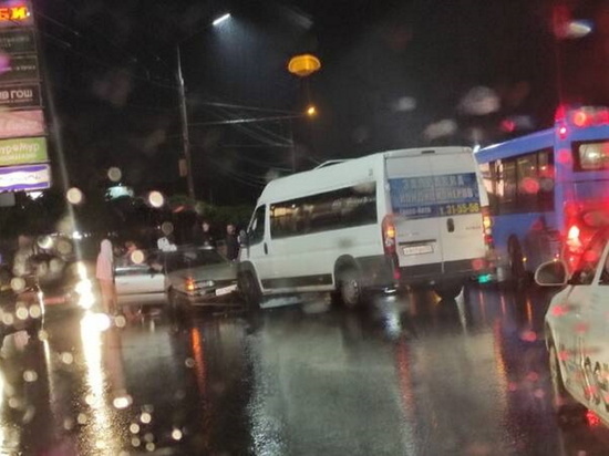 В Брянске пострадал человек в ДТП с маршруткой