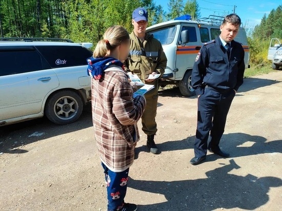 В лесу Алданского района Якутии спасатели нашли заблудившуюся женщину