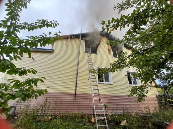 Из-за молнии под Белгородом загорелся двухэтажный жилой дом