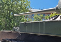 В Дзержинском районе Нижнего Тагила в Свердловской области во время учебных стрельб из танка снаряд проломил крышу частного жилого дома