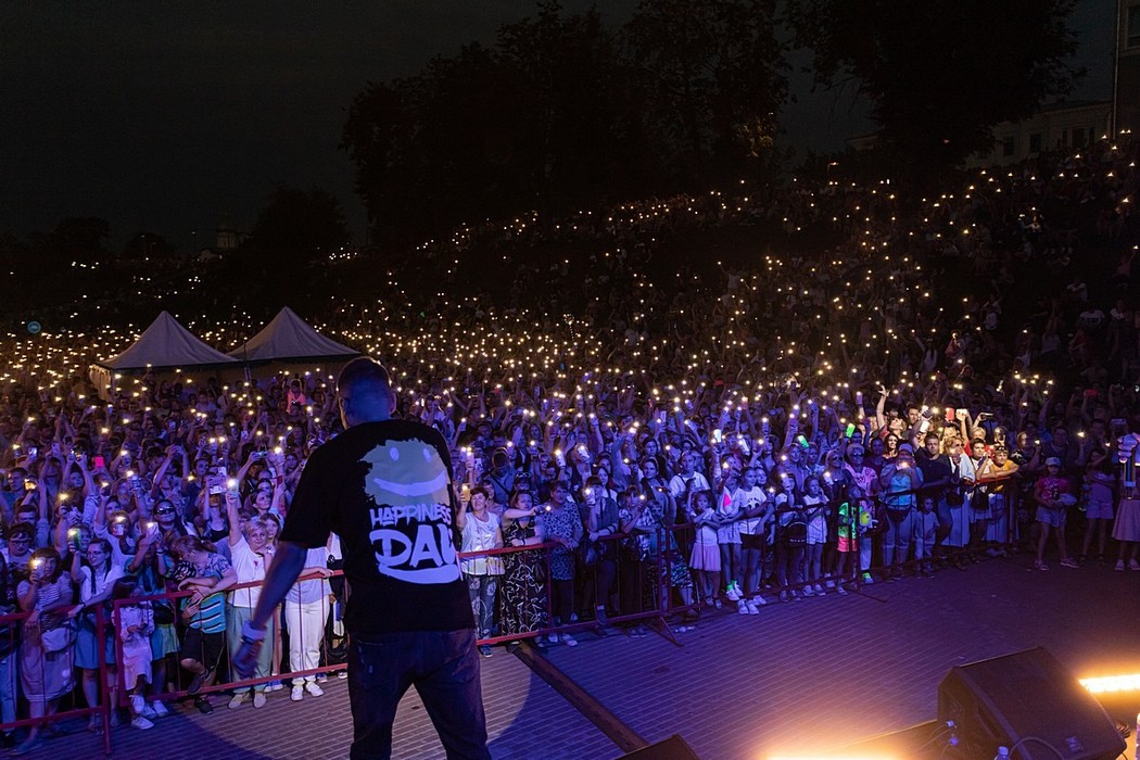 Тысячи псковичей и фонарики в ночи: в Пскове выступили группы «Корни», «Дюна» и Виктория Дайнеко