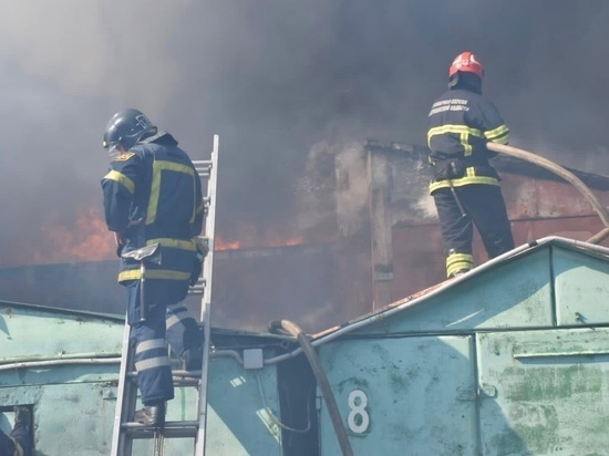 Огонь, охвативший гараж в Заполярном, уничтожил постройку и нанес травмы ее владельцу