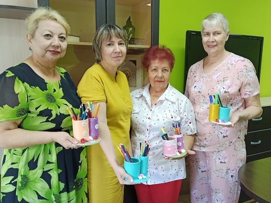 Астраханские пенсионеры изготовили предметы декора