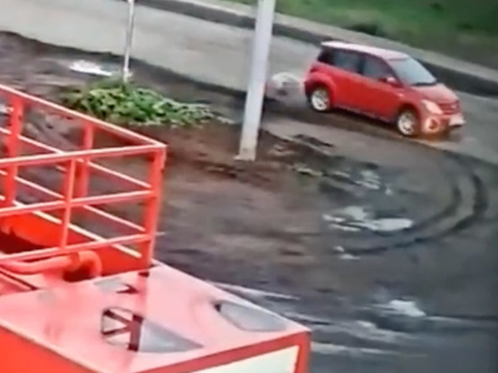 Автомобиль протащил собаку по асфальту в центре Сахалина