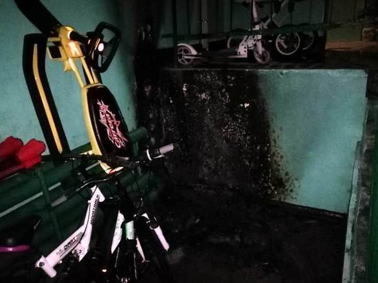 В Североморске пожарные потратили пять минут на то, чтобы потушить огонь в подъезде