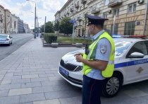 Табельное оружие были вынуждены применять инспектора ДПС, которые 29 августа в центре Москвы остановили “Лексус” с подложными номерами, проехавший на красный сигнал светофора