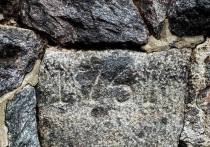 В ходе капитального ремонта объекта культурного наследия в Калининграде были найдены сразу два закладных камня, датируемых 1761 и 1763 годом. Об этом сообщил губернатор Калининградской области Антон Алиханов в своем телеграм-канале.