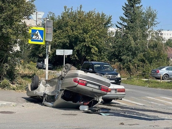 «Волга» улеглась на крышу на важном перекресте в Новосибирске