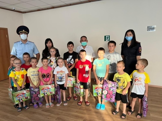 Полицейские Калмыкии продолжают акцию «Помоги пойти учиться»
