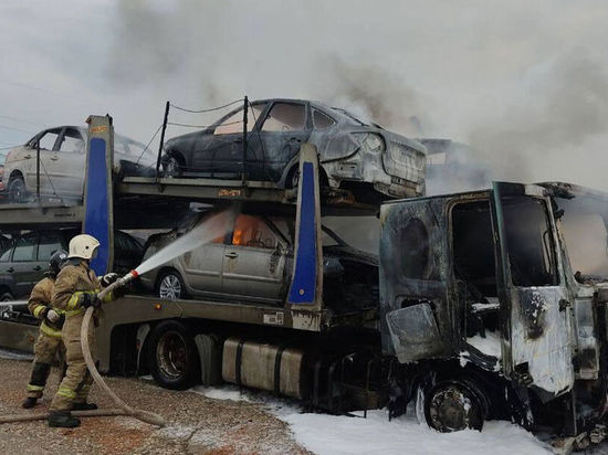 В России сгорели два автовоза с новенькими &#34;Ладами&#34;