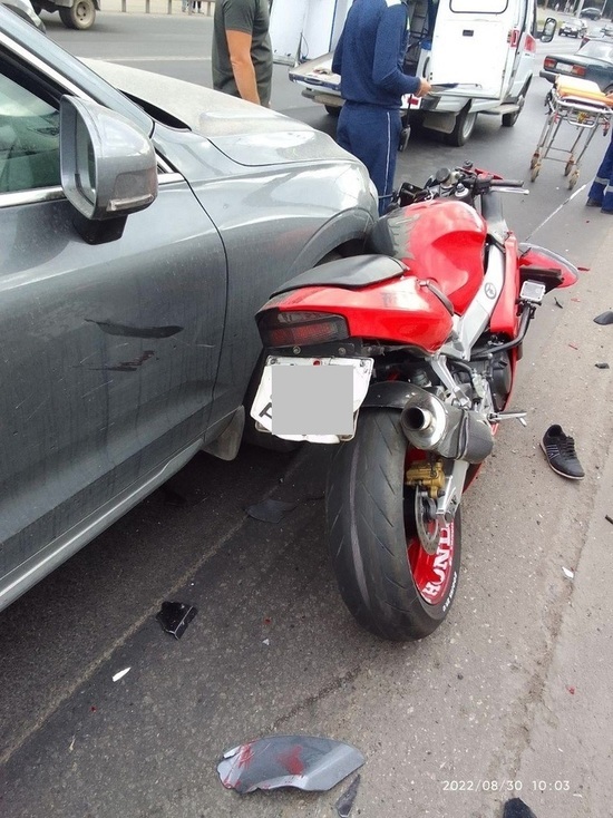 Мотоциклист на полном ходу въехал в легковушку в Вологде