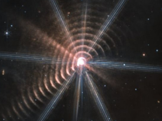 Космический телескоп «Джеймс Уэбб» прислал необычное изображение двойной звезды