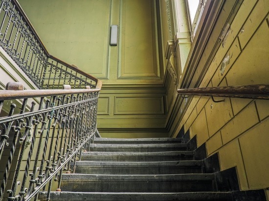 Прокуроры заставили мурманскую УК отремонтировать лестницу в доме по Лобова