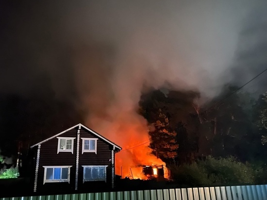 Под Тверью сильным пламенем вспыхнул дом