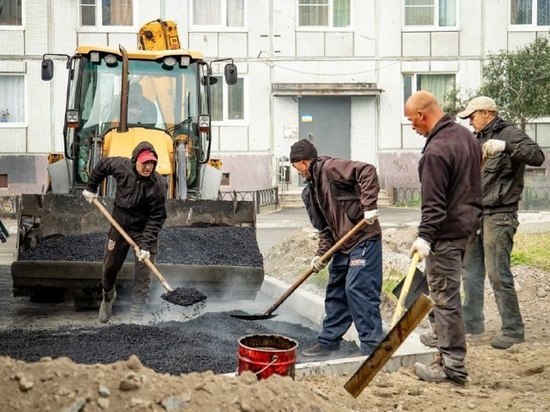Строители не уложились в срок, отведенный для ремонта двора на Гончарова в Мурманске