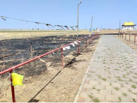 В пригороде Элисты произошел пожар