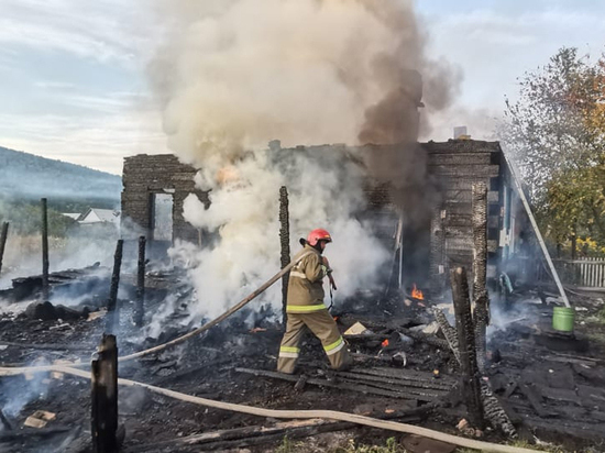 В Таштыпском районе горел 4-квартирный дом