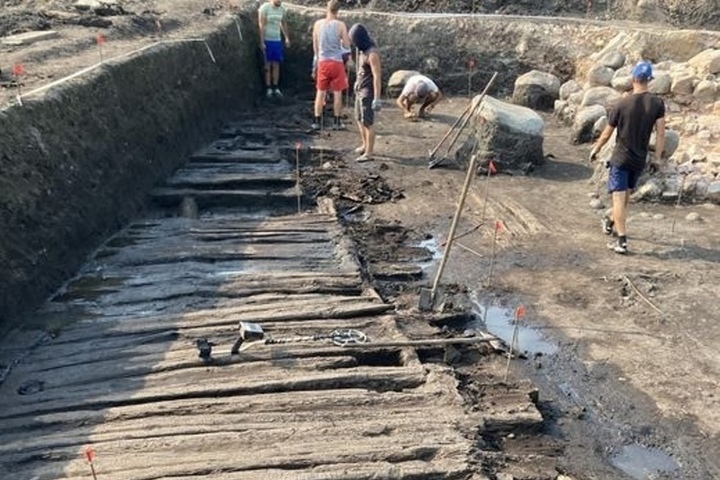 Костромские древности: на улице 1 Мая обнаружилась деревянная мостовая XVIII  века