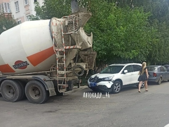 В Курске на Клыкова автобетоносмеситель повредил припаркованную легковушку