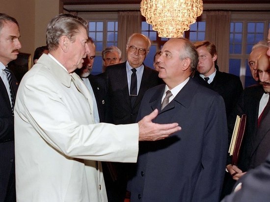 Экс-сотрудник Рейгана рассказал об ошибочной вере Горбачева в обещания США